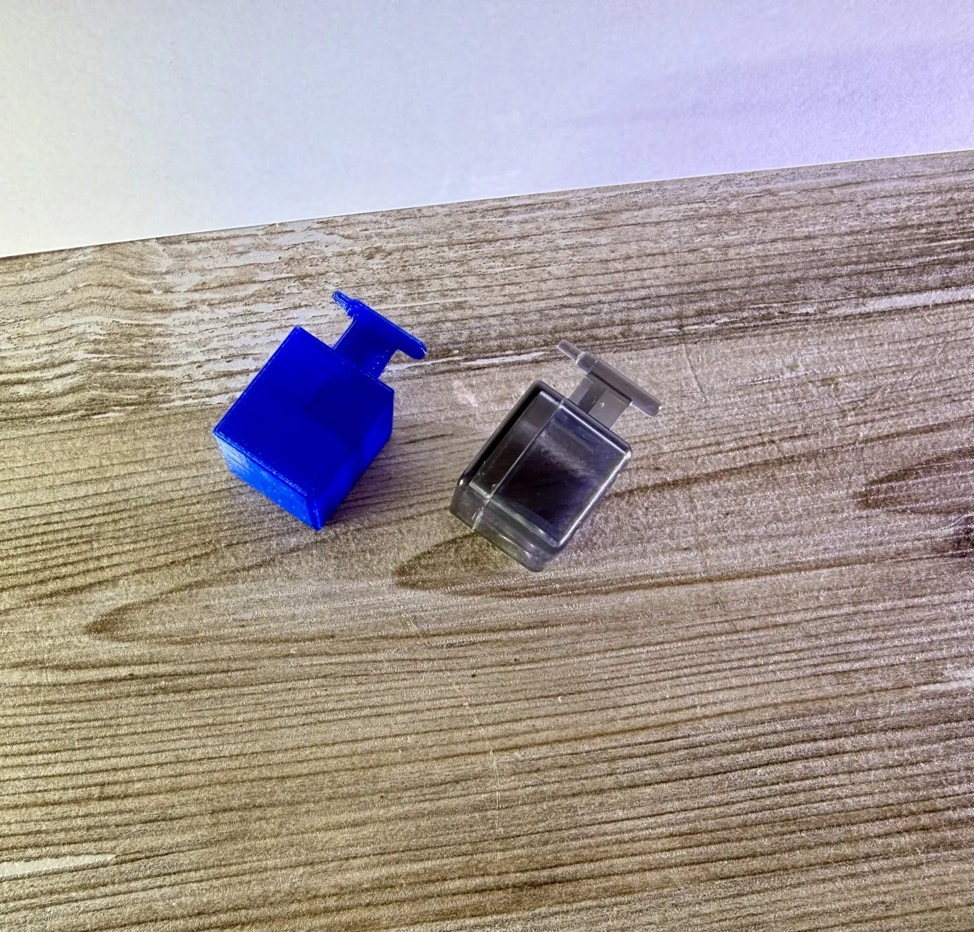 3DBlackMT Ersatz-Schwimmer neben einem Ecovacs X8 Wassertankmodul