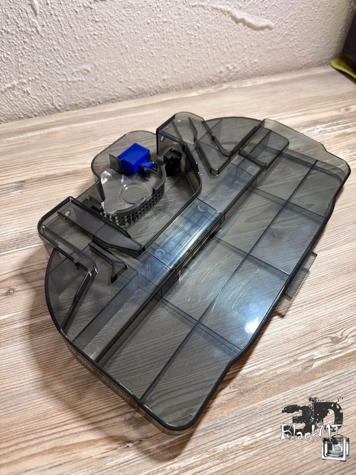 Wasserwanne des Ecovacs Deebot X9 in Schrägansicht mit eingesetztem blauen Schwimmer